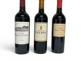 trois bouteilles de vin sont alignées sur une surface blanche