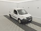 La camionnette blanche est garée dans le garage de l'immeuble.