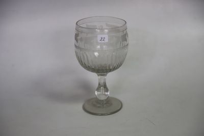 un verre posé sur une table
