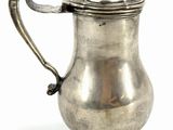 une cafetière ancienne en argent avec une anse, sur fond blanc
