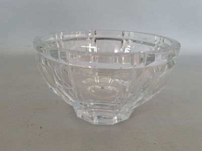 un bol en verre posé sur une table
