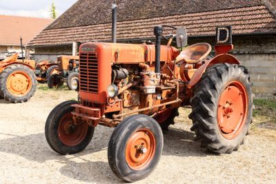 un tracteur garé devant un bâtiment