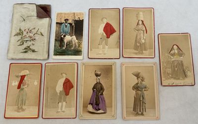 beaucoup de vieilles photos de personnes sur la table