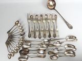 beaucoup de cuillères en argent et de cuillères à soupe sur la table