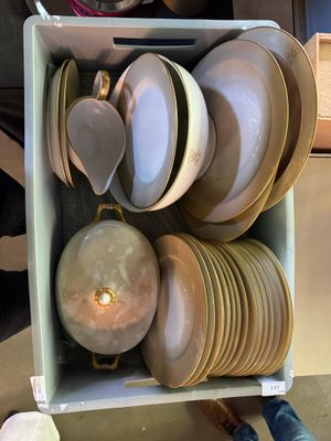 une boîte remplie d'assiettes et de bols posée sur une table