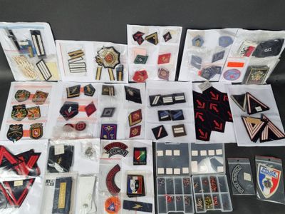 Fort lot de galons, badges, épaulettes et divers