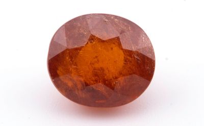 un gros plan d'un saphir orange de forme ronde