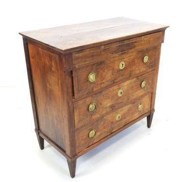 une commode en bois avec des poignées et des boutons en laiton