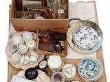 une boîte remplie d'objets assortis sur une table