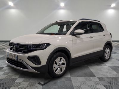 Le SUV Volkswagen blanc est garé dans une pièce dont le sol est en damier.