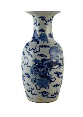 un vase bleu et blanc orné d'un dragon