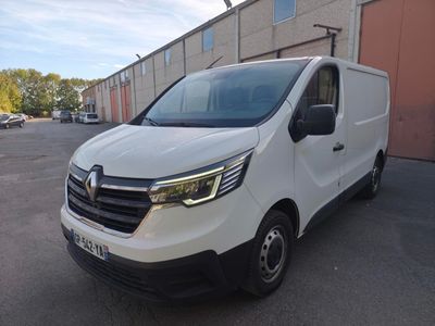 la camionnette blanche est garée devant un bâtiment