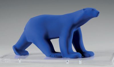 une statue d'ours polaire bleu sur un socle transparent