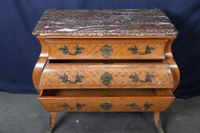 Commode galbée de style Louis XV, en bois de placage marquet… (photo 2)