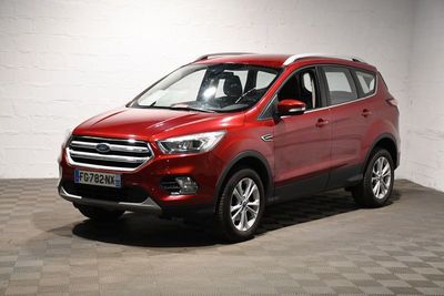 Une Ford Escape rouge est garée dans une pièce dont le sol est en damier.
