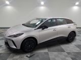 Une Toyota C-HR 2020 dans un showroom au sol à carreaux