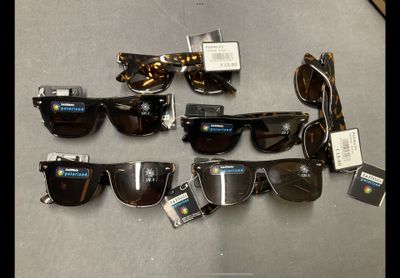 tout un tas de lunettes de soleil posées sur une table