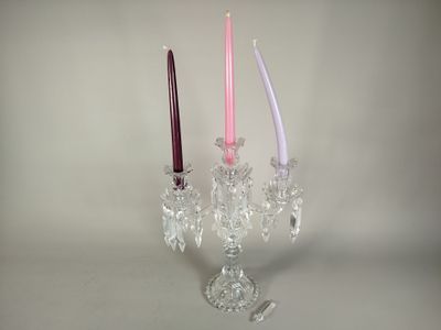deux bougies posées dans un photophore en verre
