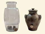 deux vases placés l'un à côté de l'autre sur une table