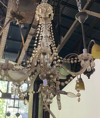 un lustre suspendu au plafond d'un immeuble