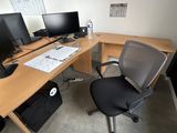 un bureau avec deux écrans et une chaise placée devant