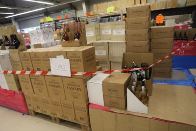 de nombreuses caisses de vin sur les rayons du magasin