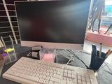 un clavier et un écran posés sur un bureau devant une fenêtre
