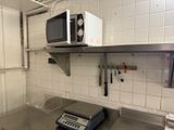 une photo d'une cuisine avec une balance et un micro-ondes