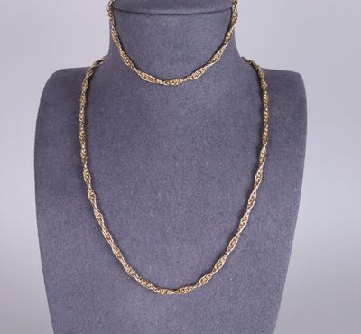 un collier à chaîne en or sur un mannequin mannequin mannequin mannequin mannequin mannequin mannequin mannequin mannequin mannequin