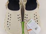 une paire de Crocs posée sur une table
