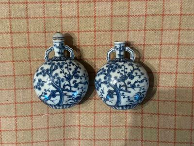 deux vases bleus et blancs posés sur une table