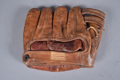 un gant de baseball posé sur une table