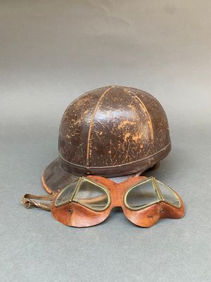 un casque et des lunettes de protection posés sur une table