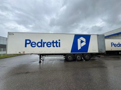 un semi-remorque garé devant un immeuble
