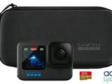 une photo d'une caméra d'action GoPro avec une carte mémoire placée devant