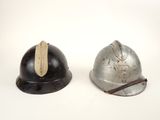 deux casques posés l'un à côté de l'autre sur une surface blanche