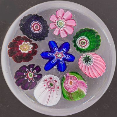 des fleurs dans un bol d'eau posé sur une table