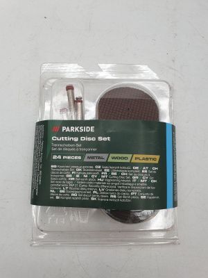 un paquet de lingettes de nettoyage et une brosse posés sur une table