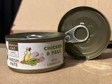 une boîte de poulet aux petits pois à côté d'un ouvre-boîte