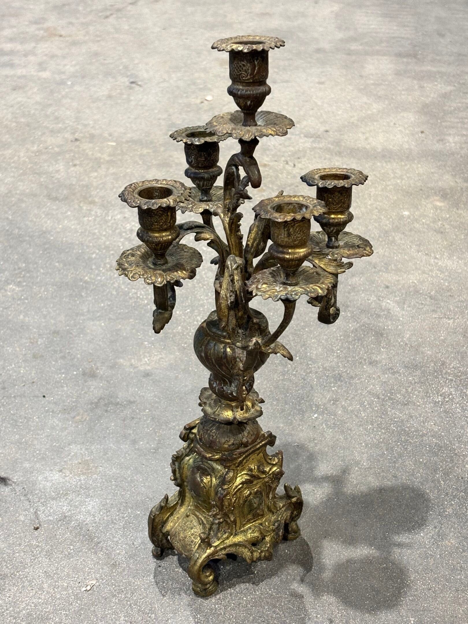 Candélabre XVIIIe siècle en bronze patiné doré à 5 lumières.