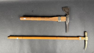 deux types d'outils différents posés sur une table avec un fond noir