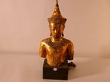 statue représentant une personne à la tête dorée, posée sur un socle noir