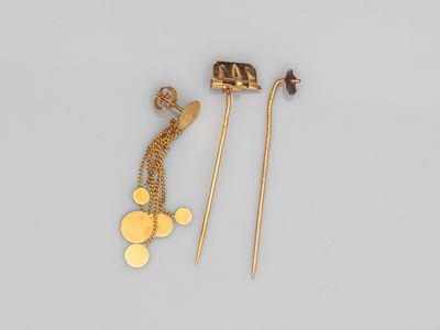 une paire de boucles d'oreilles à clous en or et une paire de boucles d'oreilles