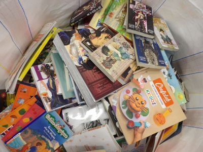un sac rempli de livres et d'autres livres pour enfants