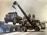 photographie en noir et blanc d'un camion soulevé par une grue