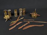 Plusieurs types d'objets en laiton sont exposés sur un fond noir