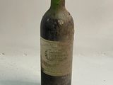 une bouteille de vin posée sur une table