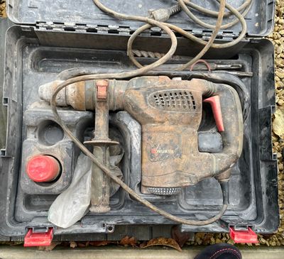 une boîte contenant une perceuse et d'autres outils