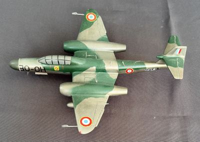 un avion jouet posé sur une table