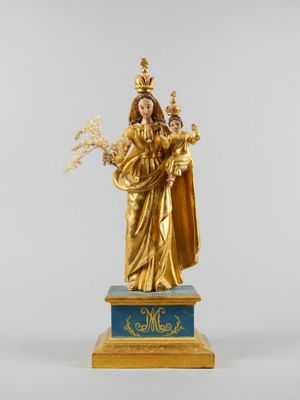 une image représentant une statue en or d'une femme tenant un oiseau